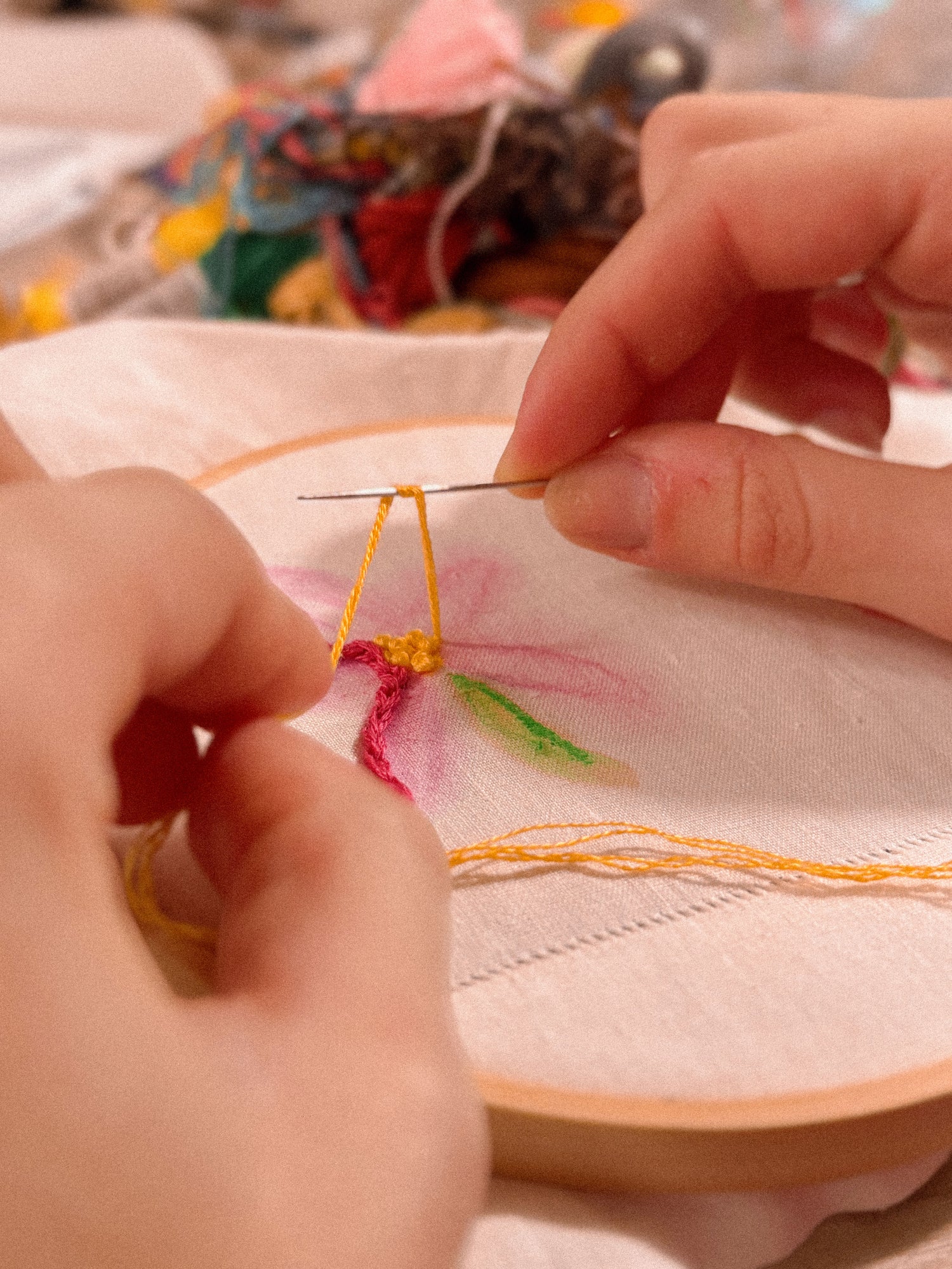 Artigiana che crea un ricamo a mano personalizzato