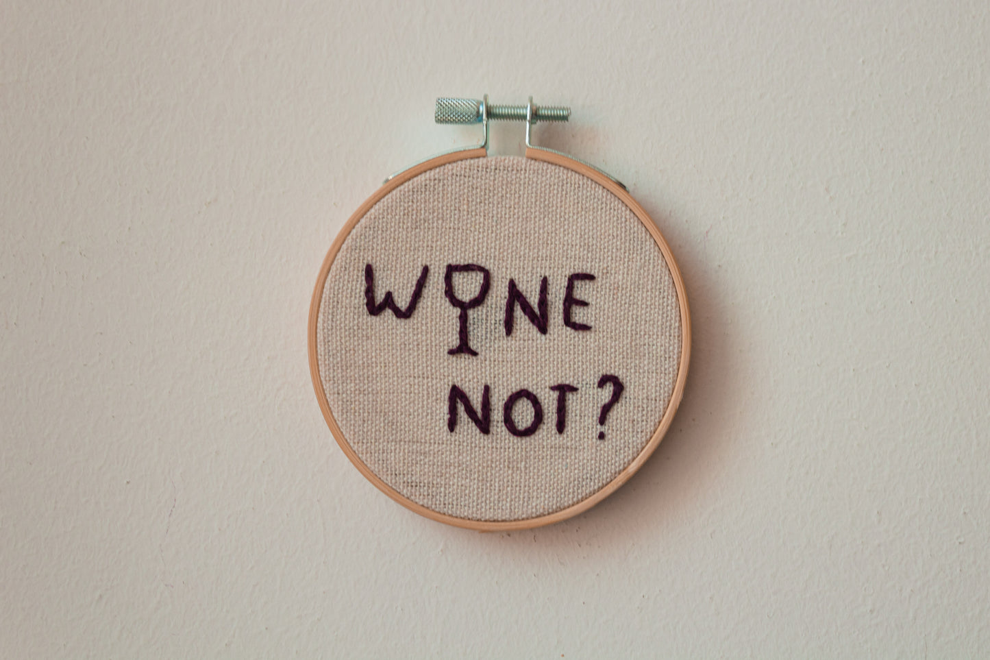Telaio da appendere con scritto Wyne Not