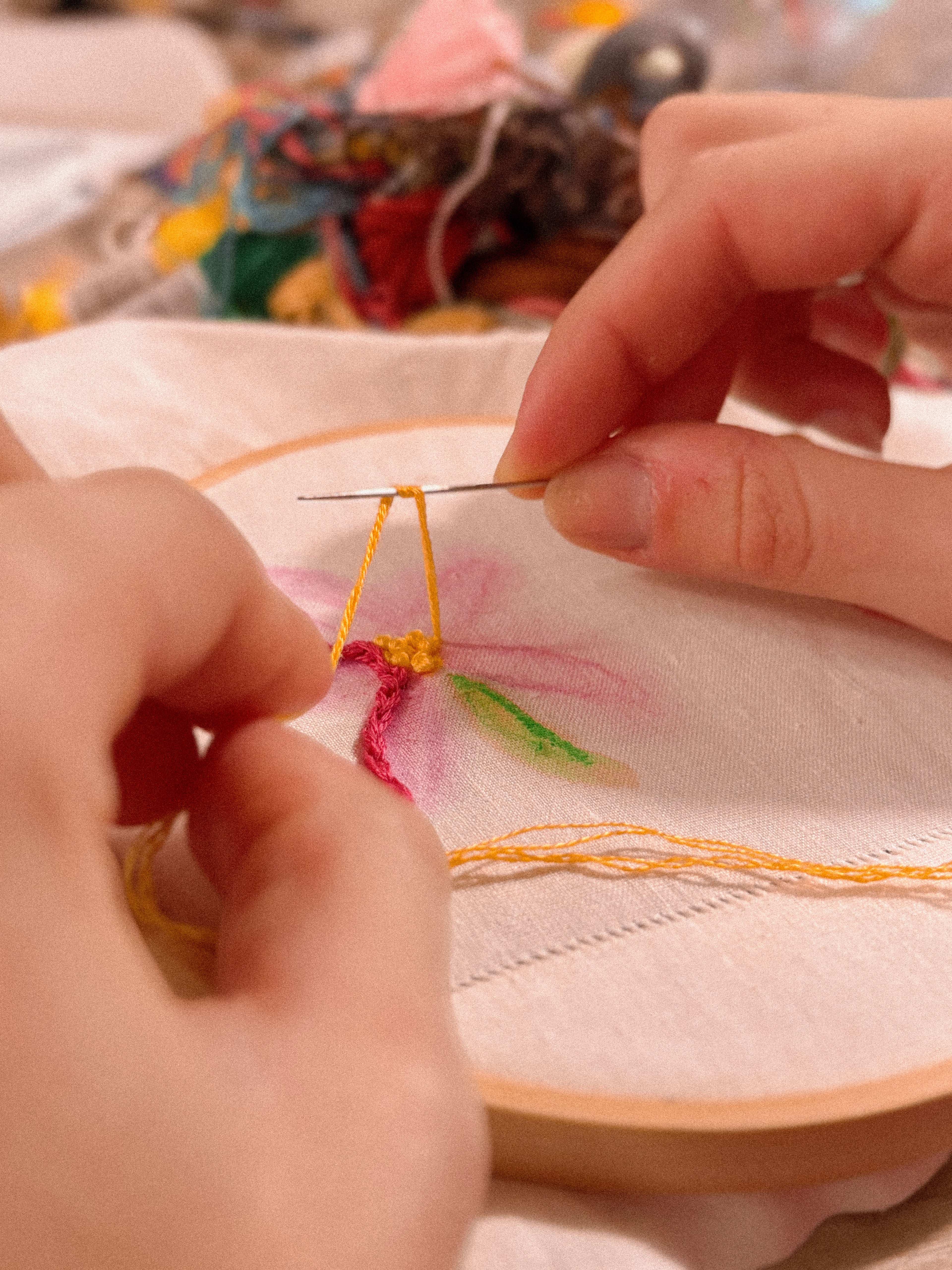Artigiana che crea un ricamo a mano personalizzato