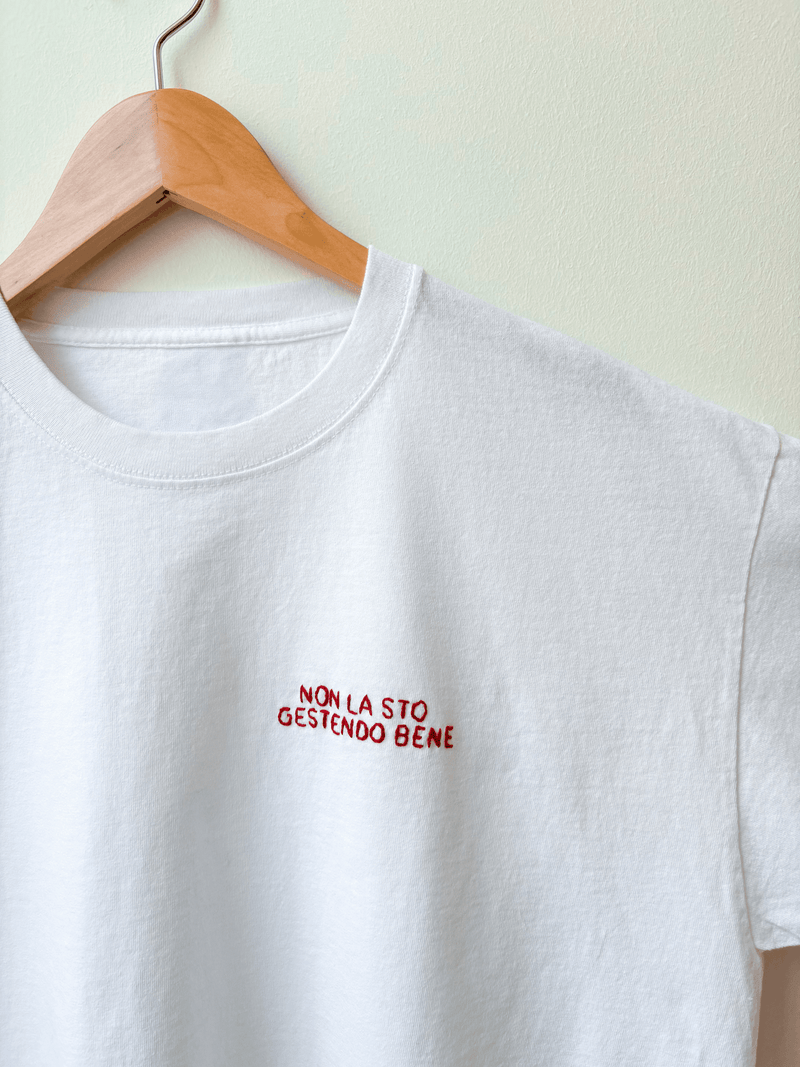 Maglietta con frase divertente "non la sto gestendo bene"